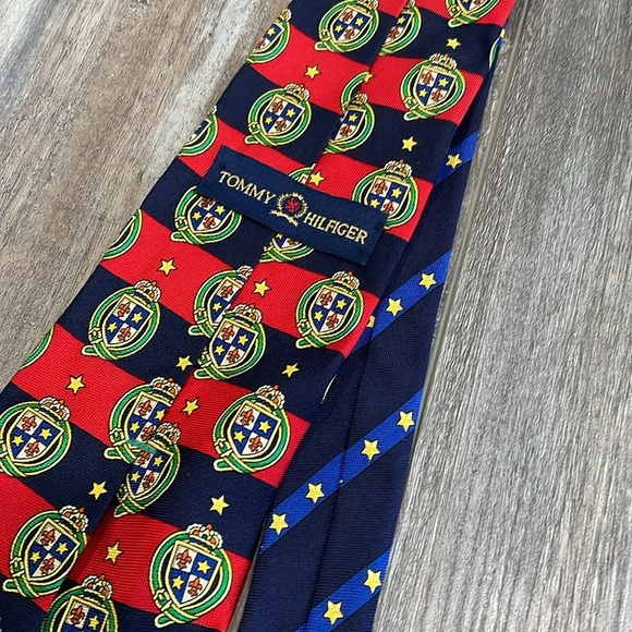 Tommy Hilfiger Silk Necktie Tie Preppy Stripe Stars Crest EUC Work Collegiate - Picture 3 of 6